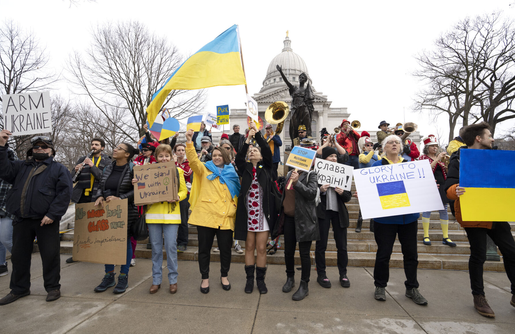 Crowds rally for Ukraine